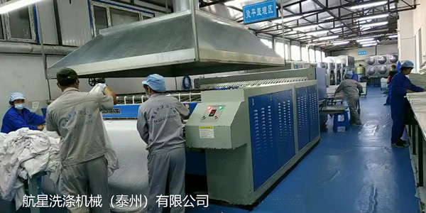 【視頻】客戶酒店賓館洗衣房設(shè)備床單燙平機工作中